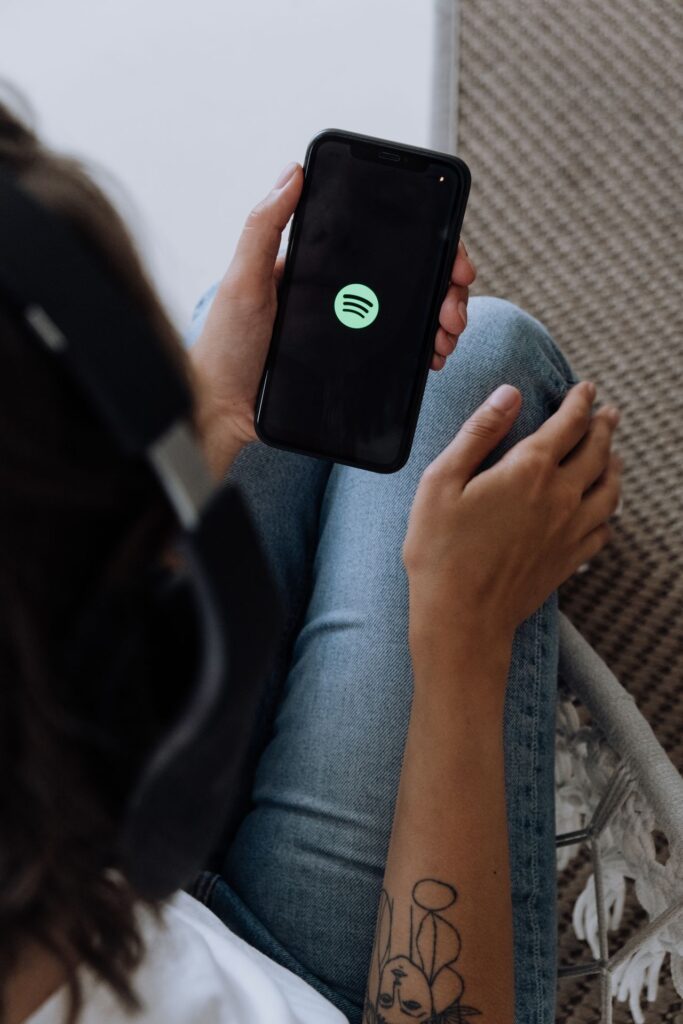 Persona escuchando música en el móvil con auriculares