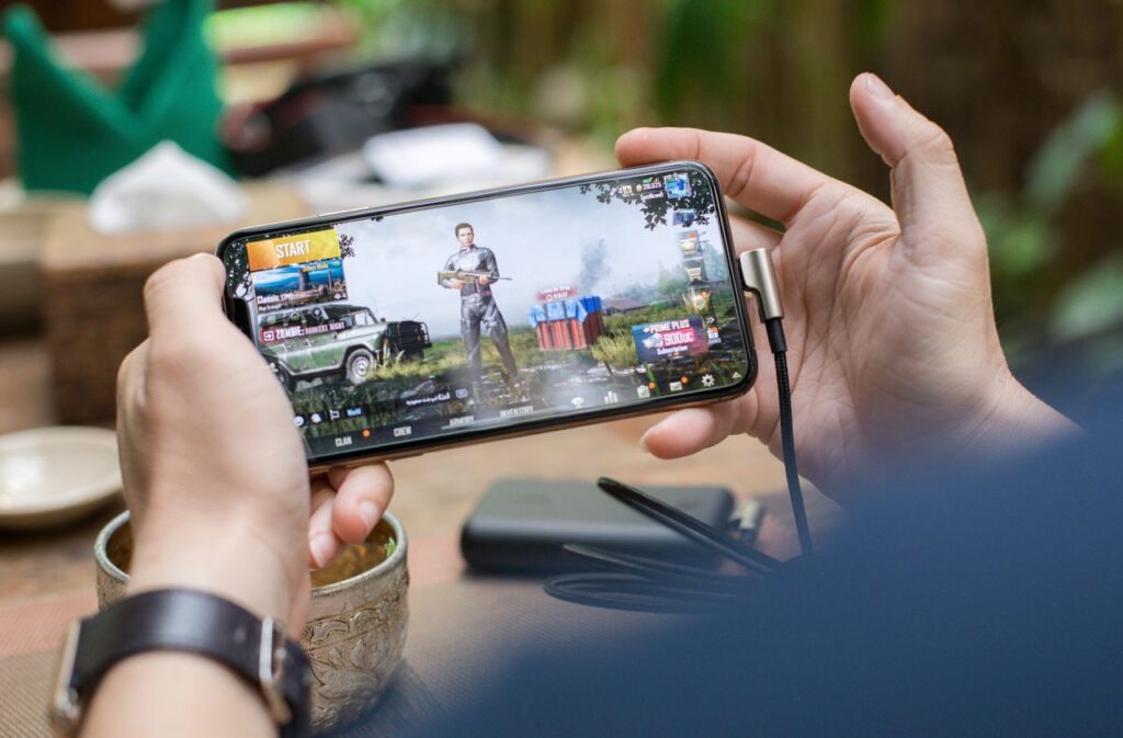 Persona jugando a un videojuego en la pantalla de un smartphone Android
