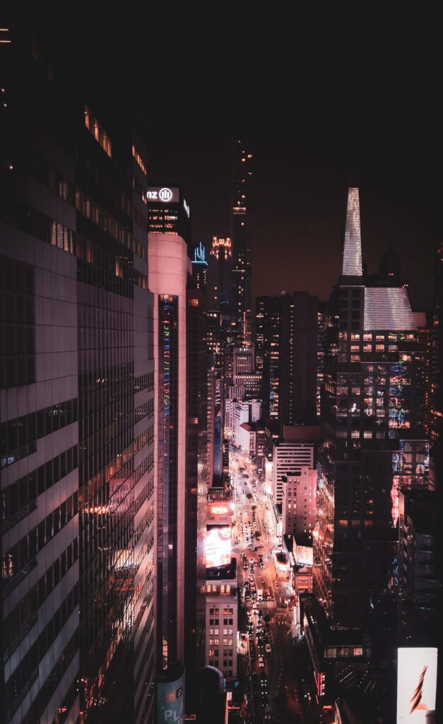 Skyline nocturno de una ciudad futurista, ambientación de Gangstar Mirage City en Android