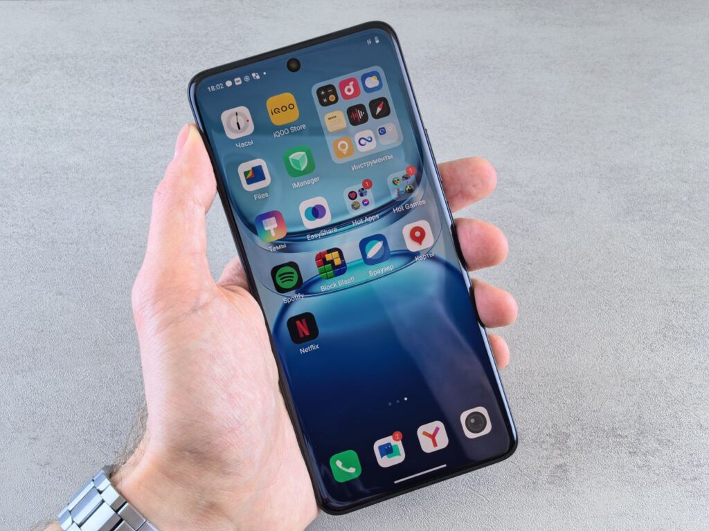 Persona sosteniendo un smartphone Android con iconos de aplicaciones en pantalla