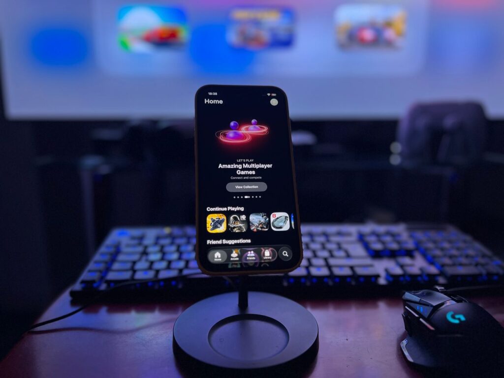 Configuración de gaming con smartphone en soporte, teclado y ratón