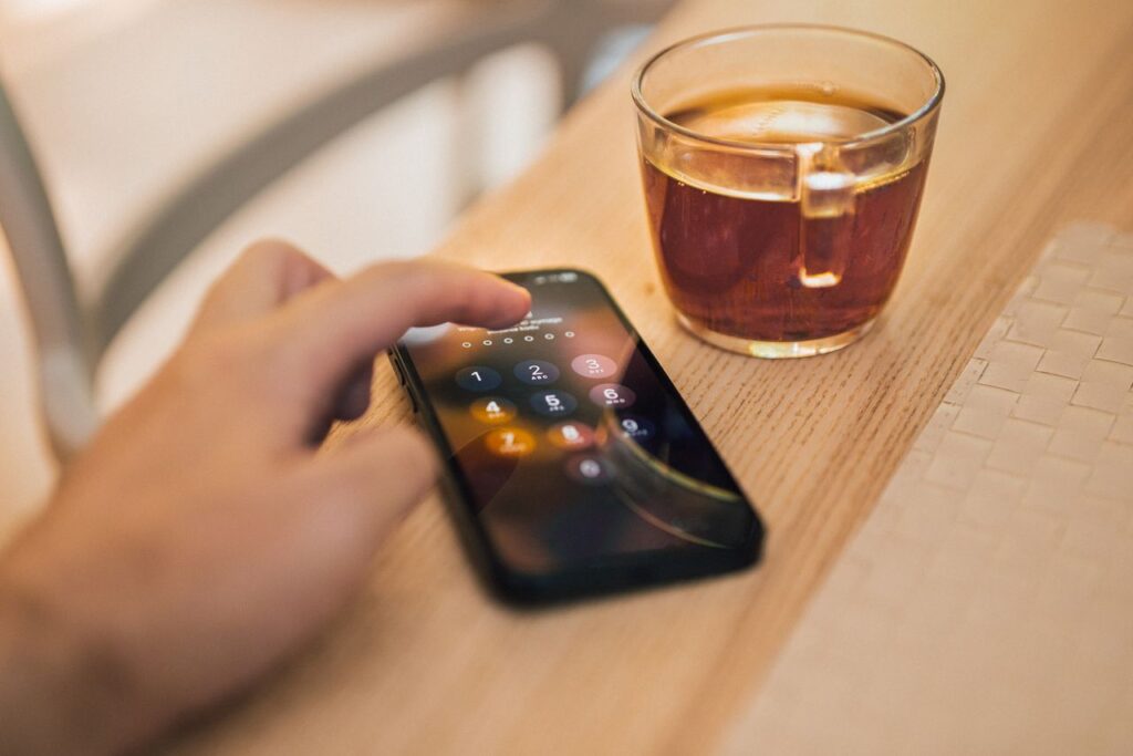 Persona desbloqueando la pantalla de un smartphone, simbolizando el acceso sin cuenta a una VPN en Android