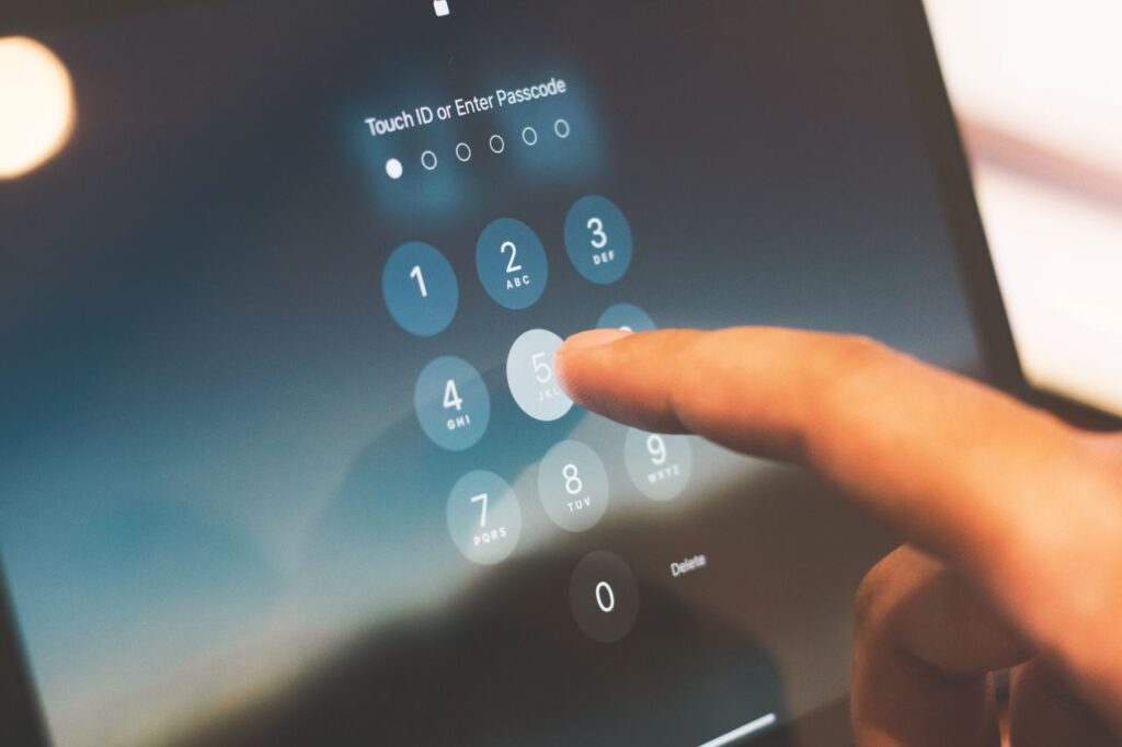 Persona introduciendo un PIN en la pantalla de bloqueo de un smartphone Android