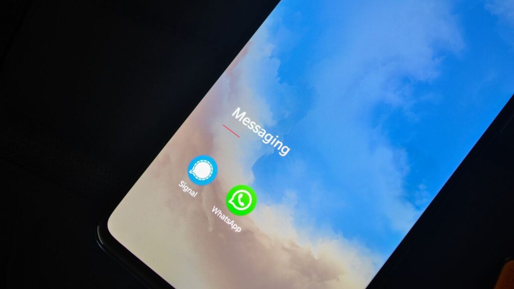 Pantalla de móvil Android con la app de WhatsApp abierta, ilustrando la traducción de mensajes de chat