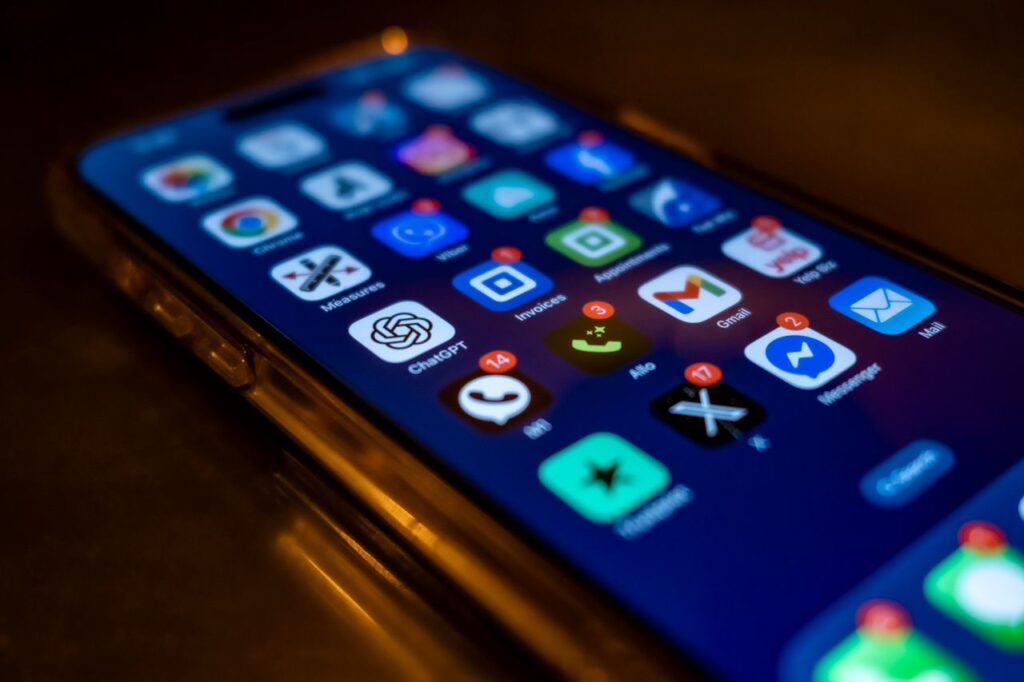Pantalla de smartphone mostrando notificaciones de aplicaciones, similar a como aparecen los anuncios en WhatsApp