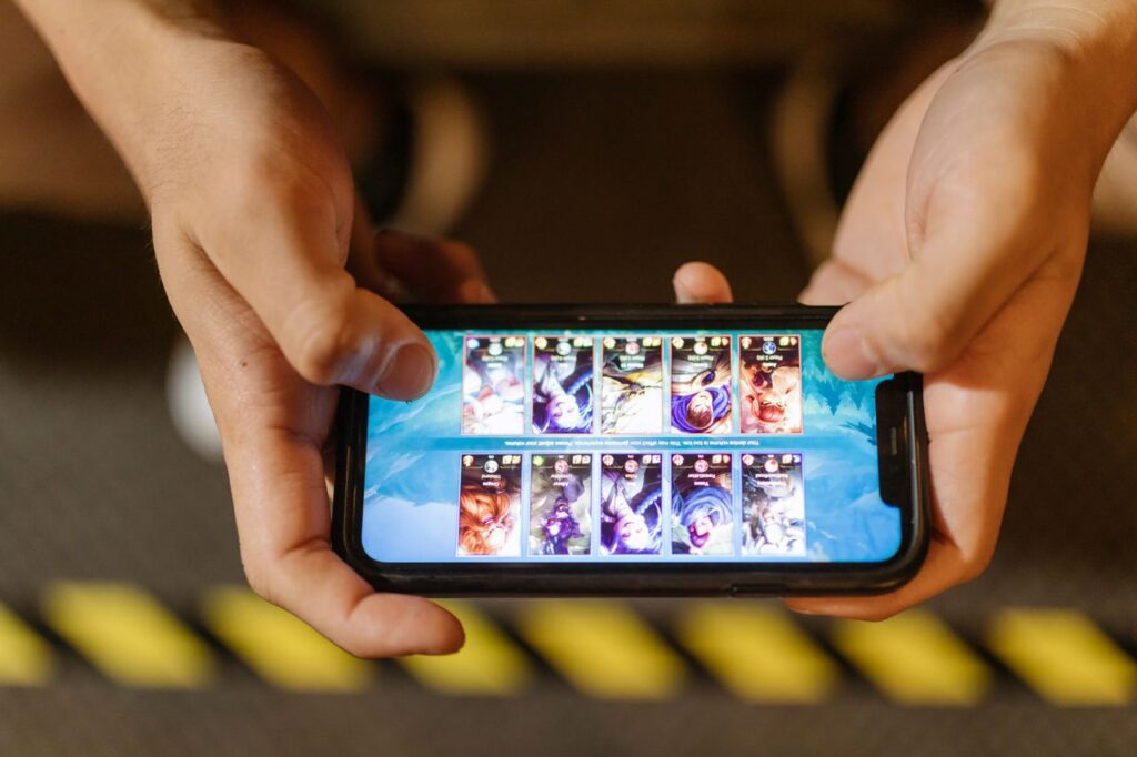 Persona jugando a un battle royale de cerca en la pantalla del movil